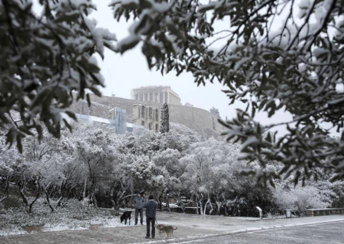 Снежната бура „Барбара“ создаде проблеми во Атина: Затворени се градинките, основните и средните училишта, продавниците, јавната администрација работи од дома
