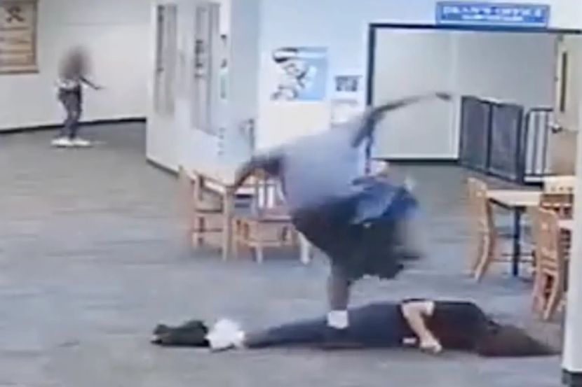 Ученик тежок преку 100 килограми брутално претепал професорка затоа што му го земала Нинтендото