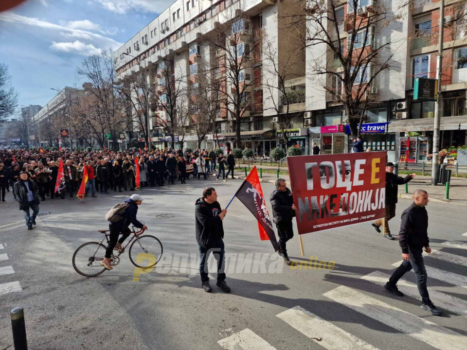 Стотици македонски граѓани маршираат кон Свети Спас