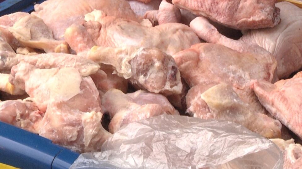 Арачиновец фатен со 200кг храна со поминат рок, во магацин пронајдени нови абалажи за да ја пакува