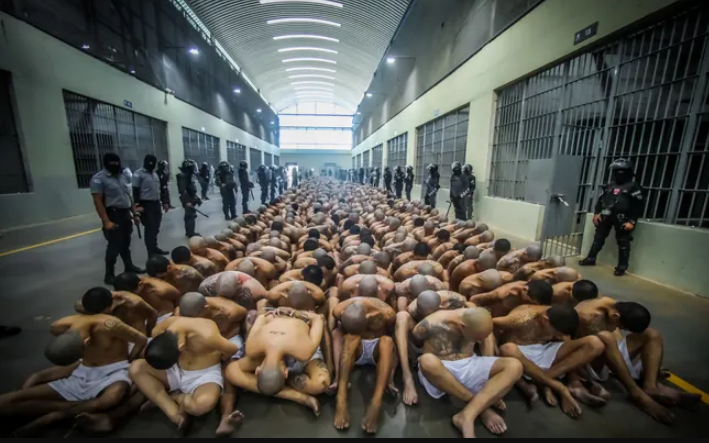 Видео кое го обиколи светот: Новито мега-затвор во Ел Салвадор ги прими првите 2.000 затвореници – членови на банди, убијци, дилери, крадци