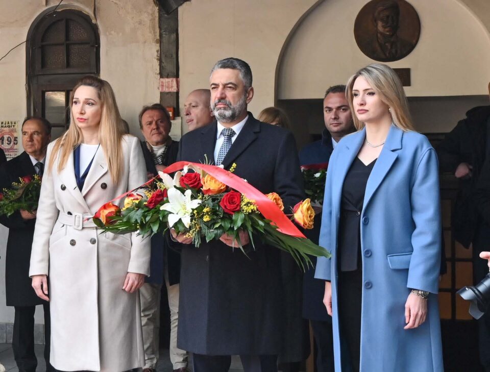 Додека другите чекаат да влезат, делегацијата на СДСМ положи цвеќе на гробот на Гоце Делчев