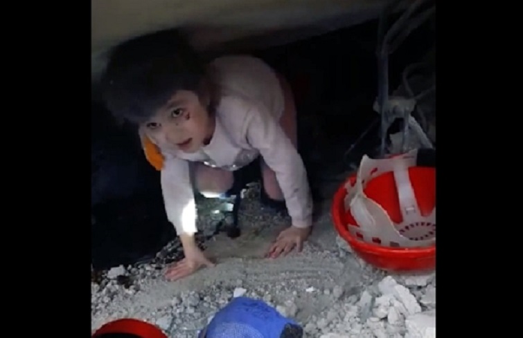 Малата Зехра е херој и инспирација: Излезе жива по неколку часа под урнатините