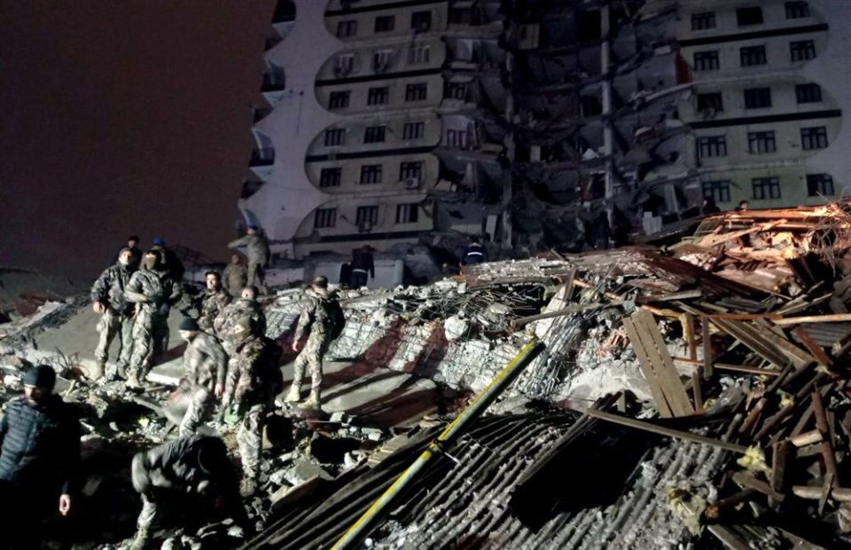 Во Албанија понеделник е Ден на национална жалост за жртвите од земјотресот во Турција и Сирија