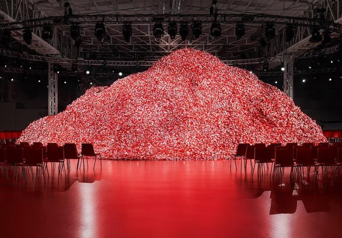 Невидена сценографија на модниот бренд „Дизел“: Рид од кондоми на Модната недела во Милано