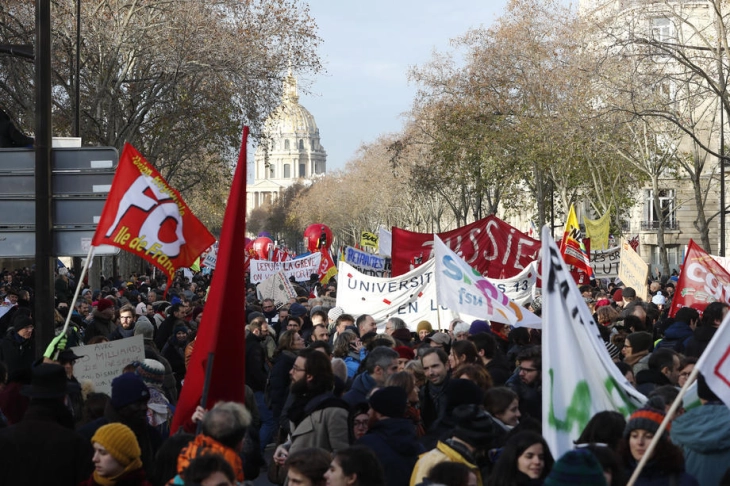 Нов масовен штрајк против пензиските реформи во Франција