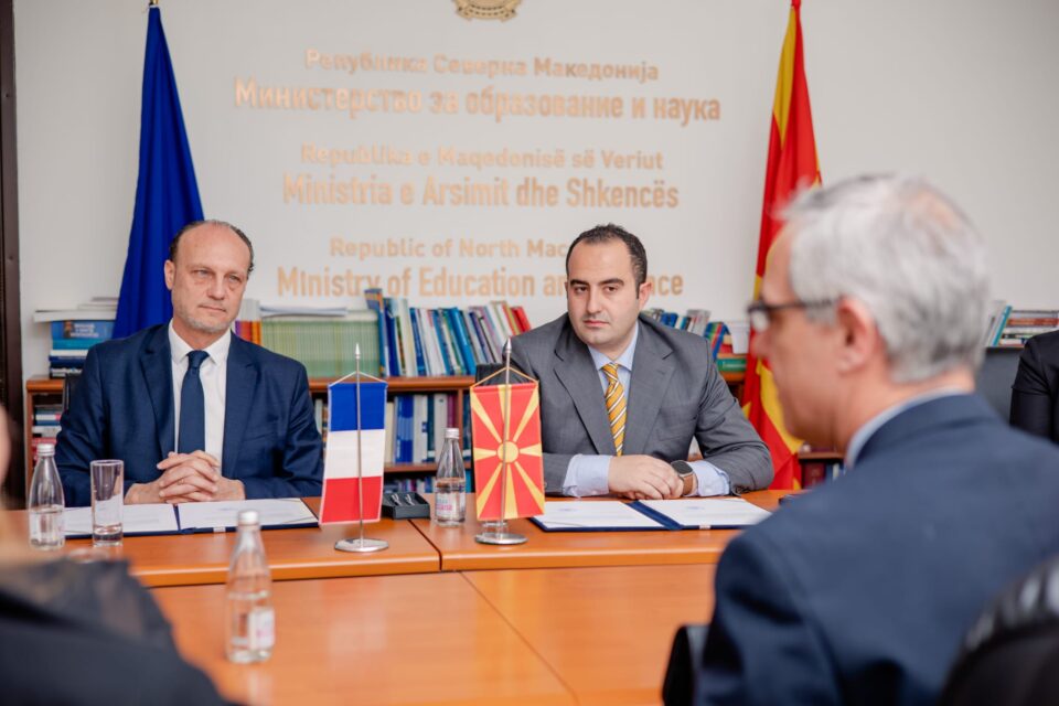 Македонија и Франција потпишаа анекс на Спогодбата за соработка која се однесува на билингвалните паралелки