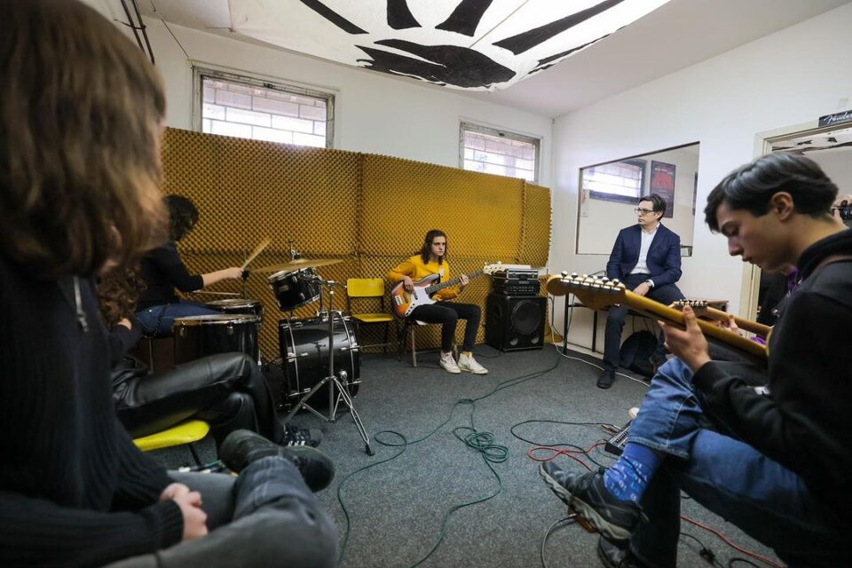 Пендаровски во скопската гимназија „Никола Карев“ на проба на средношколскиот бенд „Црно Собрание“