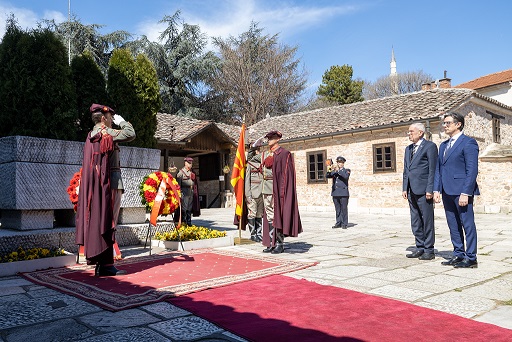 Пендаровски и претседателот Ван дер Белен положија венци на гробот на Гоце Делчев во црквата „Св. Спас“
