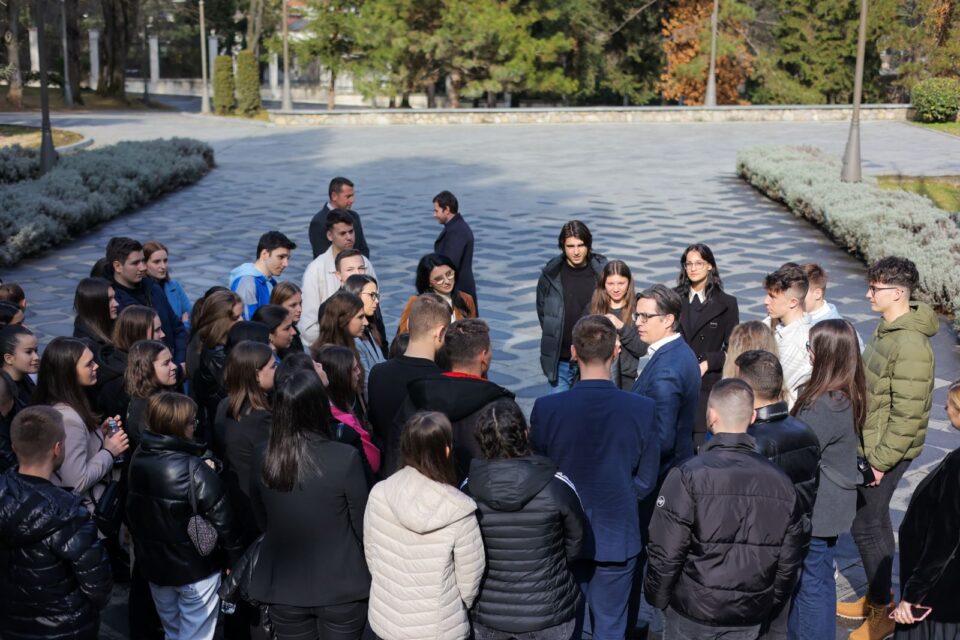Ученици од гимназијата „Кочо Рацин“ од Велес го посетија Кабинетот на Претседателот Пендаровски