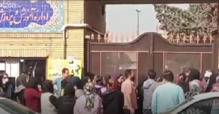 Во Иран избувнаа протести поради наводно масовно труење на средношколки