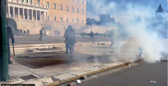 Грците гневни по железничката несреќа, фрлаат молотови коктели кон полицијата