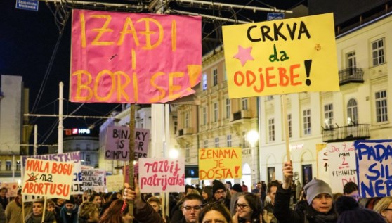 Не се ни оригинални: Транспарентот „црквата да одјебе“ на скопскиот марш украден од Загреб