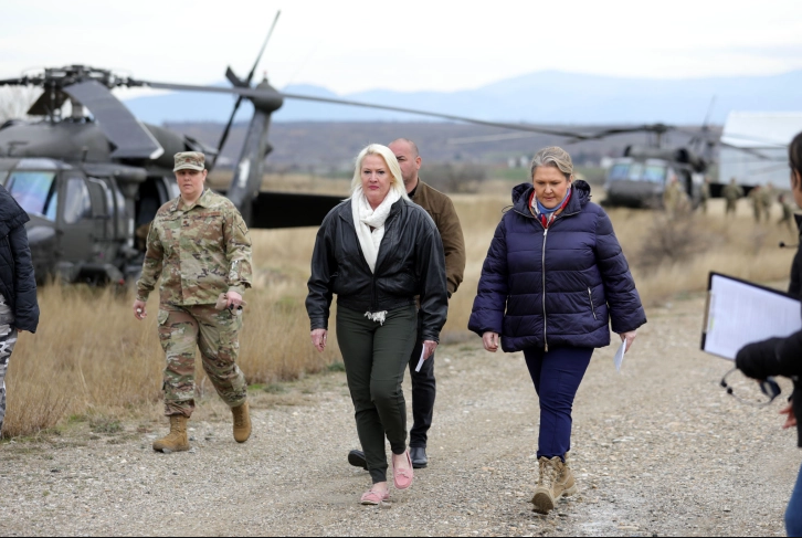 Петровска и Агелер на вежба со американкските хеликоптери „Блек хок“ на Криволак