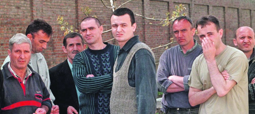 Погледнете како изгледал Албин Курти во српски затвор