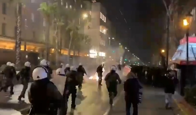 Немири во Атина по железничката несреќа – полицијата се судри со демонстрантите