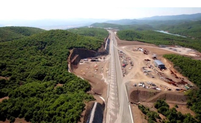 Шеста година се правaт автопатите Скопје-Блаце и Кичево – Охрид, а Гостивар – Кичево се проектира, го укинаа и возот до Белград
