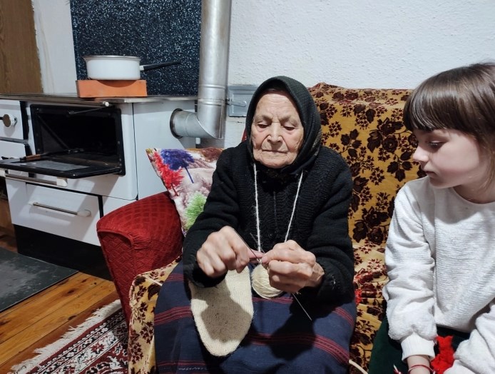 Баба Трајанка на 93 години плете без очила, пали оган, се храни здраво