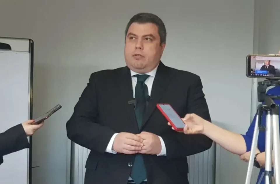 Маричиќ да си поднесе оставка, наместо да ги спроведува и почитува законите, тој јавно признава дека поддржува кршење за криминалниот потфат на ДУИ и СДС