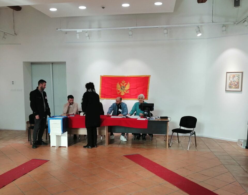 Претставници на британската амбасада во Црна Гора ги надгледуваат изборите