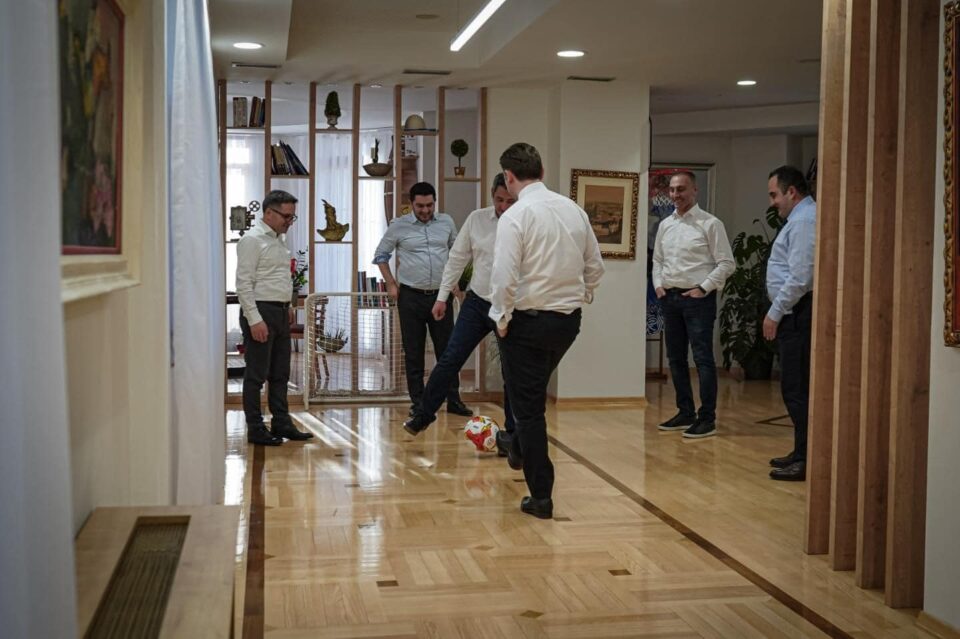 Се заиграа децата на Али: Кај Груби во канцеларија се игра фудбал и кошарка