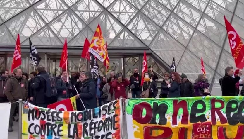 На демонстрантите во Франција им се придружија и вработените во Лувр
