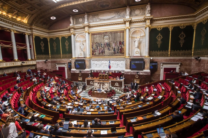 Француската влада го „преживеа“ гласањето недоверба во парламентот