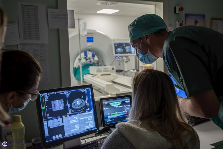 Во Хрватска првпат е уништен тумор со помош на вештачка интелигенција и роботска рака
