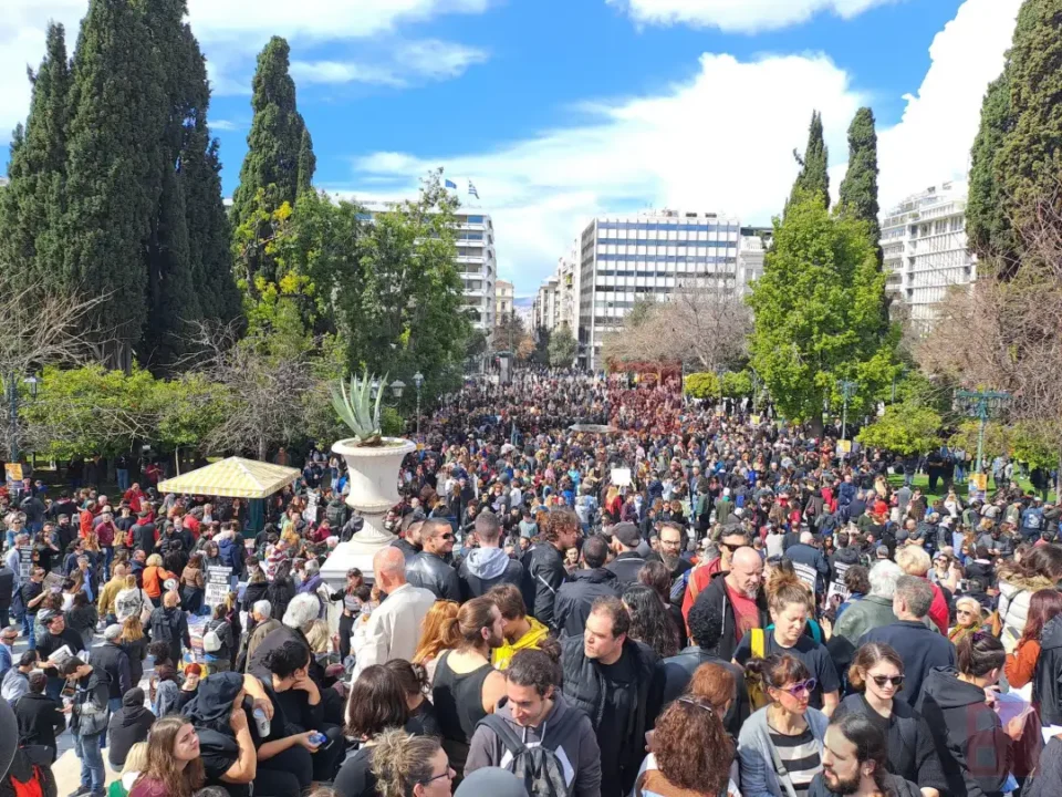 Масовен протест пред грчкиот Парламент во Атина поради железничката несреќа