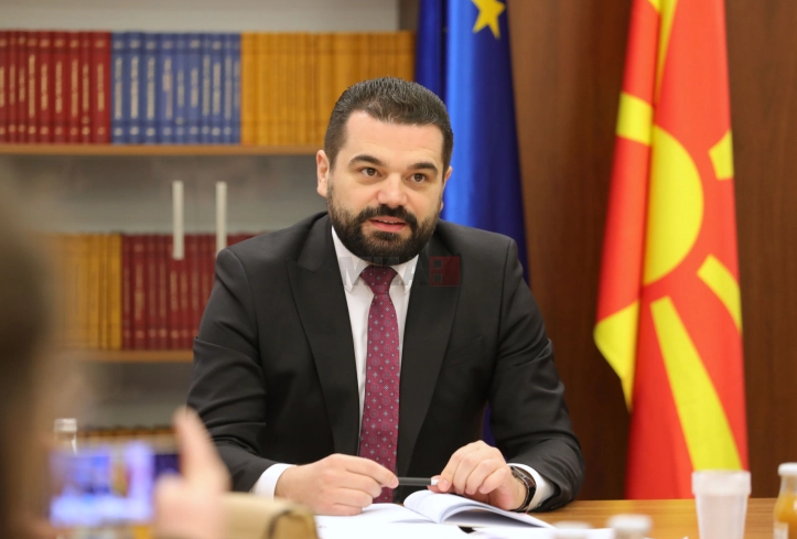 Министерот Лога потврди: Во графата националност ќе стои Македонец и Македонка