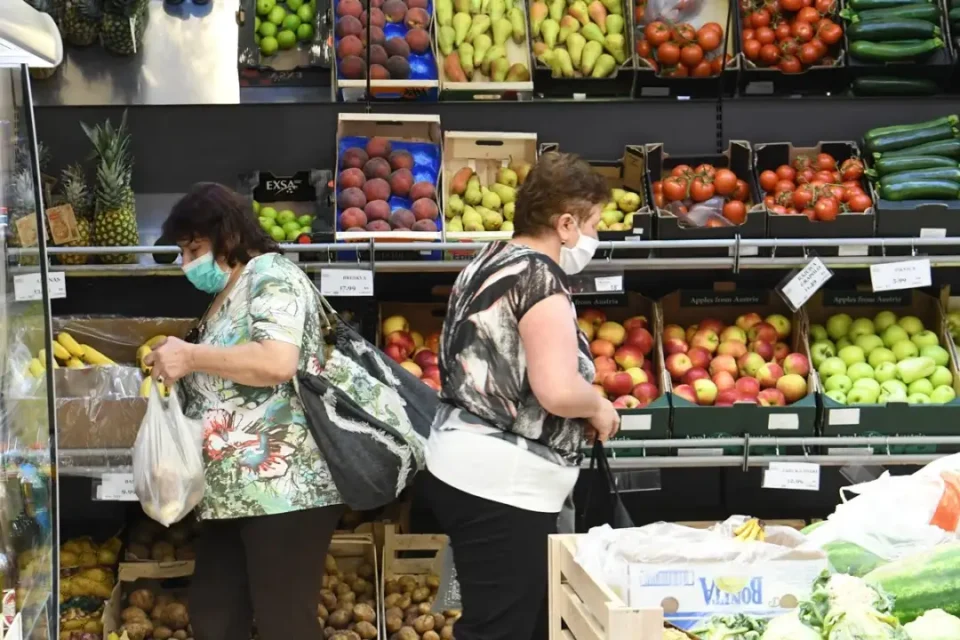 Владата размислува да ги замрзне цените на овошјето и зеленчукот