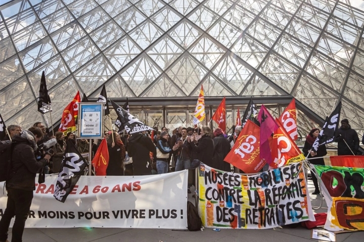 Демонстрантите против пензиската реформа во Франција го блокираа влезот во музејот „Лувр“