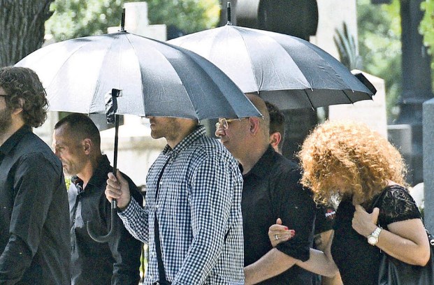 Kaко во мафијашки филмови: На погребот на Ранко Ескобар се носеа панцирни чадори
