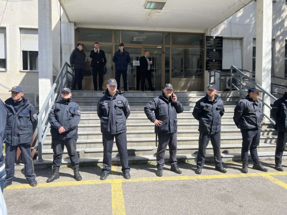Од нас ли се плашите, ги прашаа лекарите функционерите зад полицискиот кордон пред влезот на Министерството за здравство