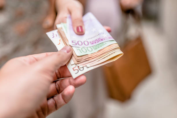 Двајца скопјани „подмачкале“ службеничка во општина Кавадарци со 500 евра: Ги пријавила за давање поткуп