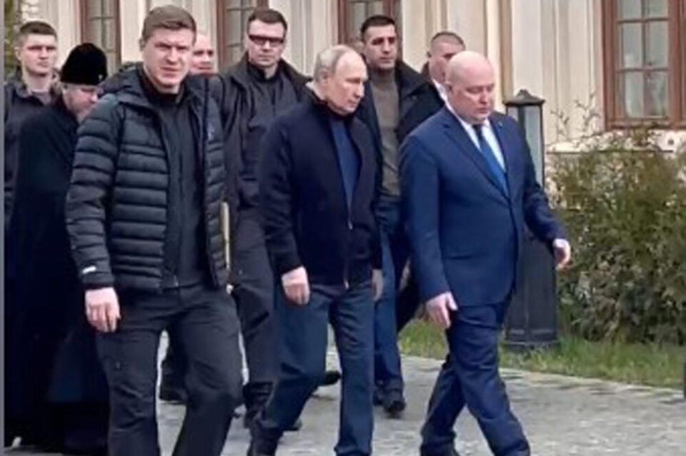 Додека сакаат да го уапсат: Путин слободно се шета