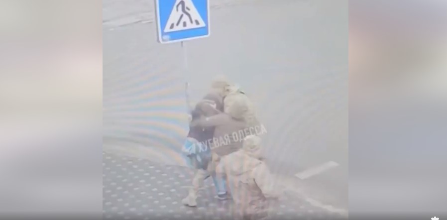 Регрути за украинската војска влечат маж кој бара спас во знак, други насилно ги пикаат во комбе