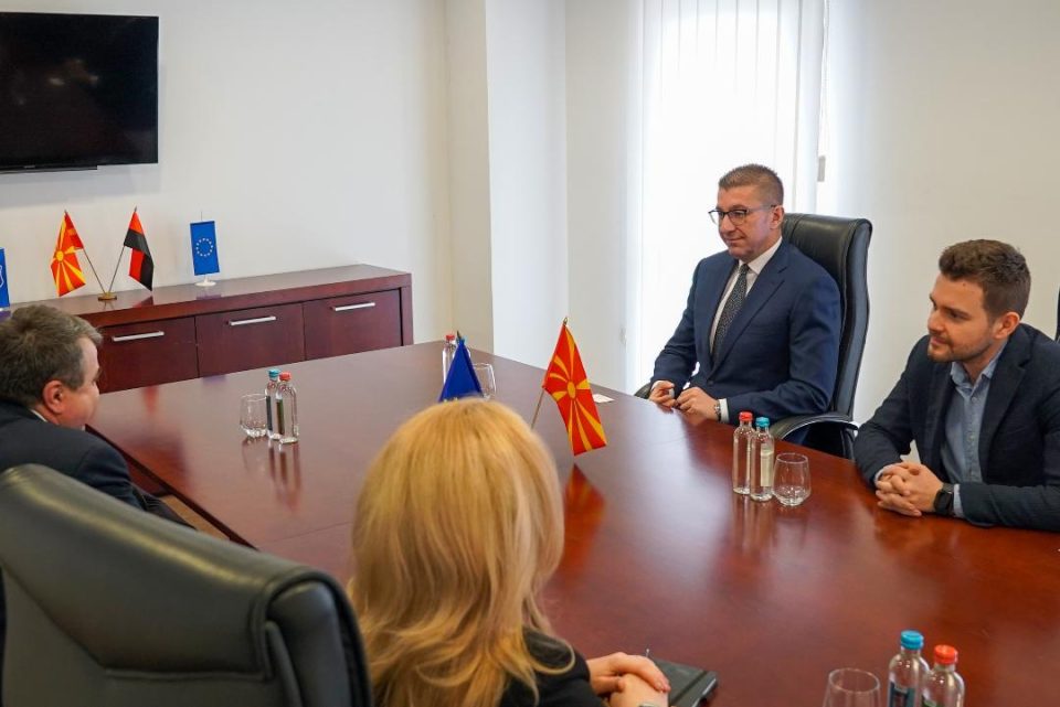 Мицкоски се сретна со специјалниот пратеник на Романија за Западен Балкан: Власта е корумпирана, а институциите нефункционални, потребни се избори