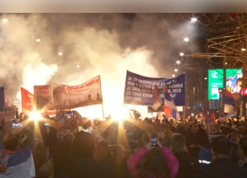 Oпозицијата во Србија бара избори-моли бога да не ги добие