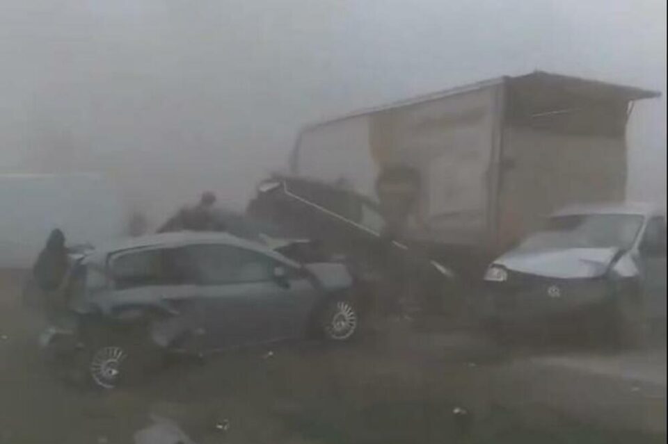 Песочна олуја како сред Сахара во Суботица: Верижен судар, карамбол на патот, кола се качила врз кола