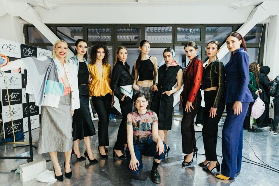 Мила Спасовска на „Скопје моден викенд“: Во боите и деталите ја наоѓам страната на луѓето која не секогаш ја покажуваат