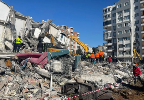 Во Турција се урна зграда оштетена во земјотресите