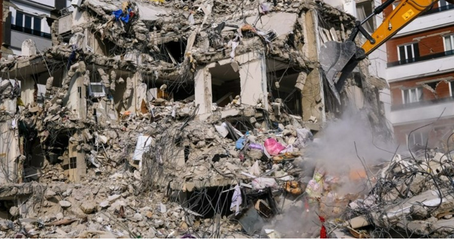 Неколкумина спасени од зграда во Турција која се урна по серијата земјотреси