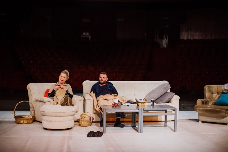 Во Битола премиера на театарската претстава „Ако останеш дома“