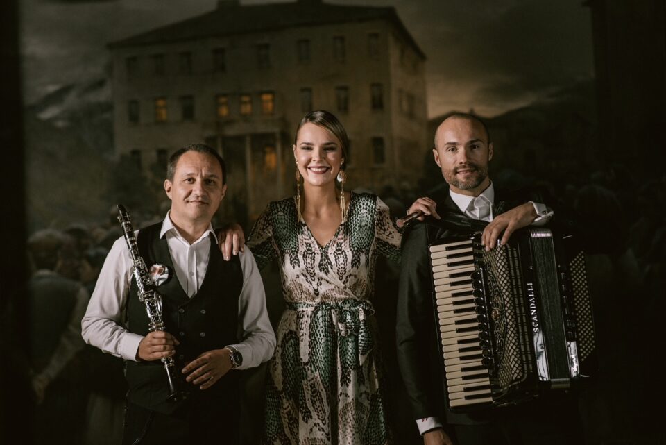Португалија го има „фадо“, Чешка „полката“… Зошто се срамиме од нашата традиционална музика кога имаме фантастична основа да доминираме?