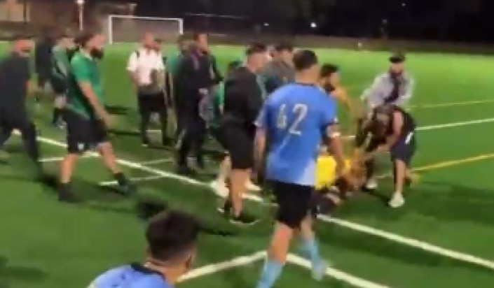 Teпачка на фудбал во Австралија: Суспендиран играч слезе долу на терен и му скриш четири заби на судијата