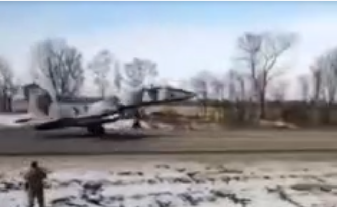 Украинските воени авиони полетуваат од автопат за да избегнат руско гаѓање