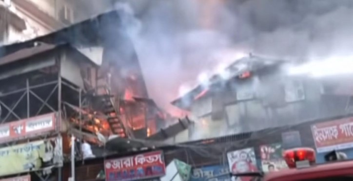 Огромен пожар на пазар за облека во Дака, ангажирани се стотина пожарникари