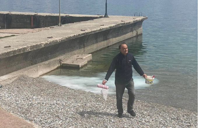 Човек ја изми кофата и четката за боење во Охридско Езеро и лагано си замина