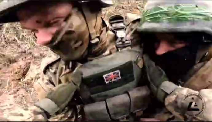 Украински војници дотрчаа да спасат ранет британски платеник, тогаш ги поклопи минофрлачки оган